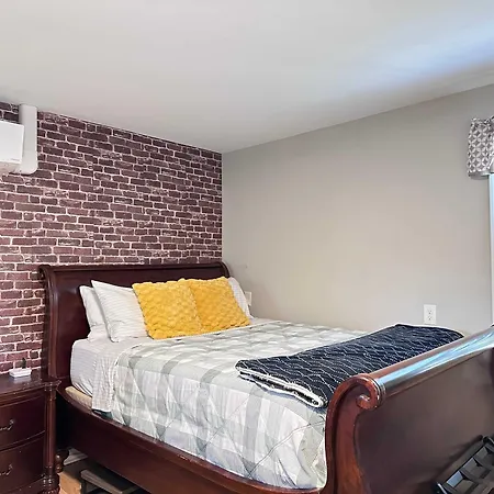 E3 Centrally Located In Carytown Fully Fenced